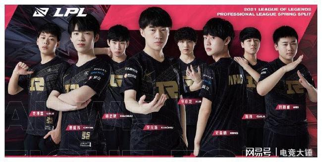 奈地看着比 奈地看着比